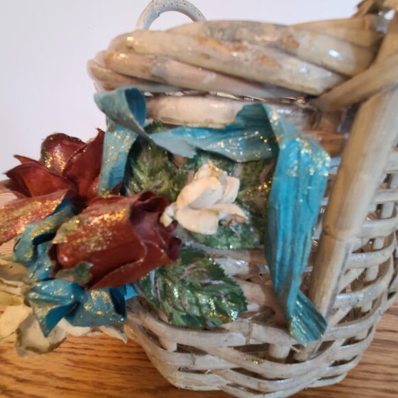 Vintage Whitewashed Wicker Basket With Molded Flowers Ribbon Details Shabby Chic - Picture 5 of 10